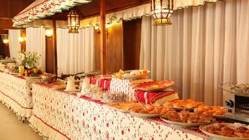 Ein Buffet mit verschiedenen Speisen, einer Kaffeemaschine und einem Toaster.