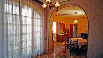 Deluxe Apartment, 1 Bedroom, Kitchen, Lake View | Living room