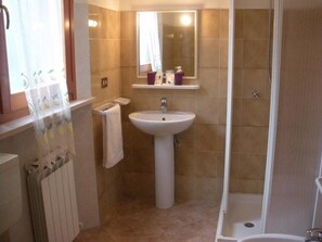 Apartamento Premium, 1 habitación, cocina, planta baja | Baño | Ducha, artículos de higiene personal gratuitos y secador de pelo