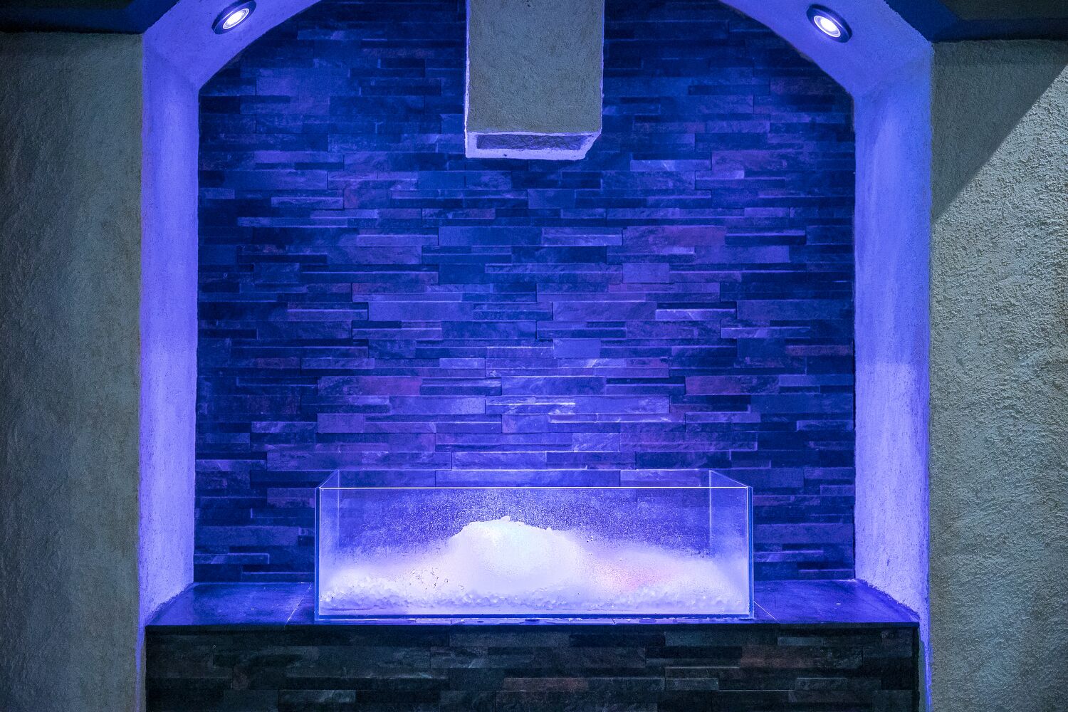 Eine Steinsäule mit integriertem Aquarium.