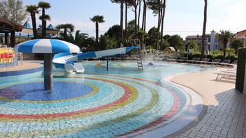 Piscina coperta, piscina stagionale all'aperto, ombrelloni da piscina