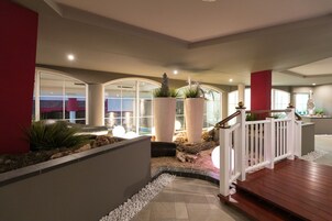 2 bares y bar junto a la piscina