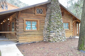 Porch - Red Bud Lodge (El Portal)