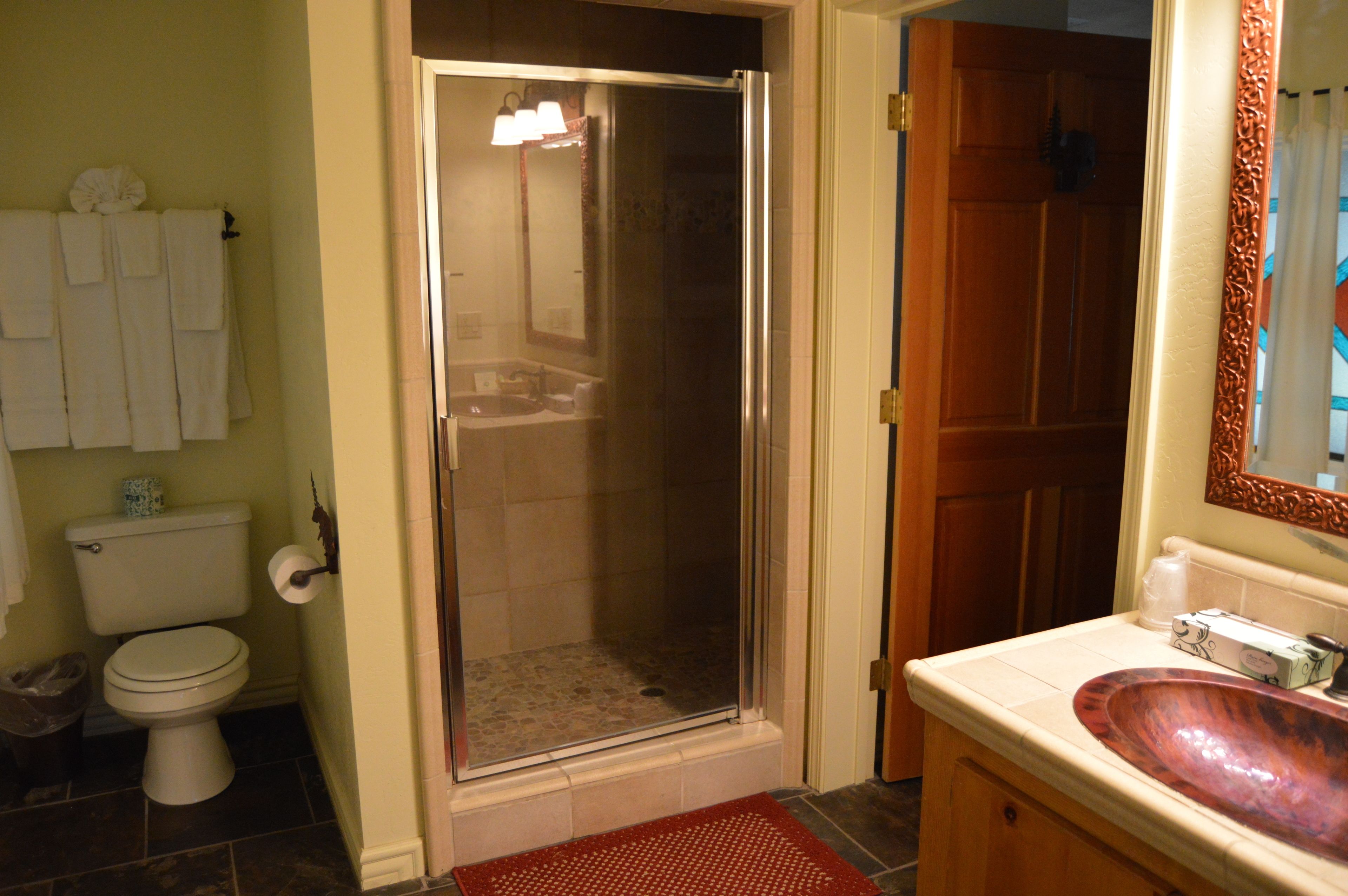Classic Cabin, 2 Queen Beds | Bathroom | Combined shower/tub, free toiletries, towels