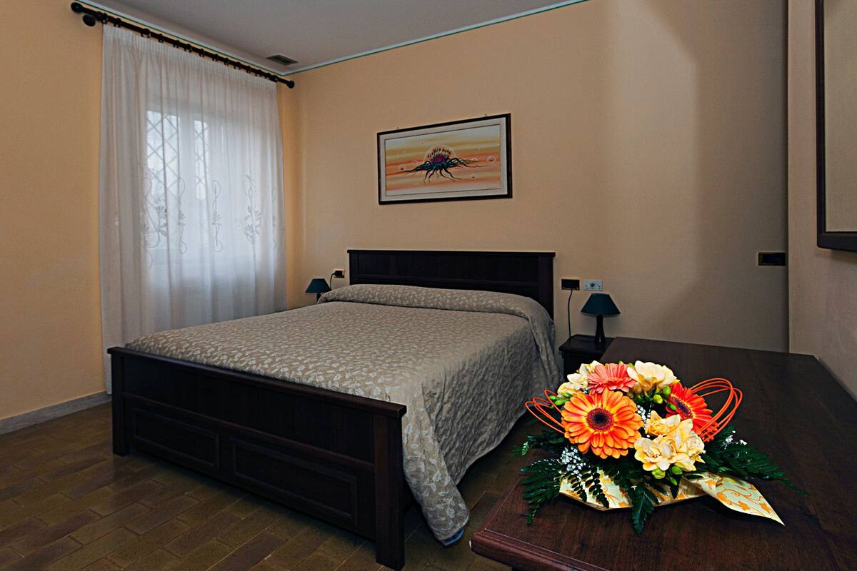 1 bedroom, desk, laptop workspace, free WiFi