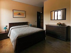 1 bedroom, desk, laptop workspace, free WiFi