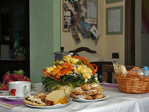 Free daily buffet breakfast