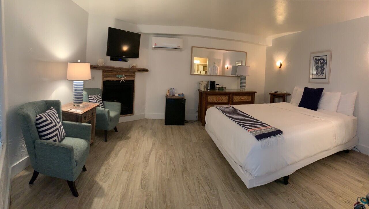 room, 1 king bed | living area | 40-inch tv with cable channels