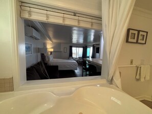 Room, 1 King Bed, Fireplace, Partial Ocean View | Bathroom