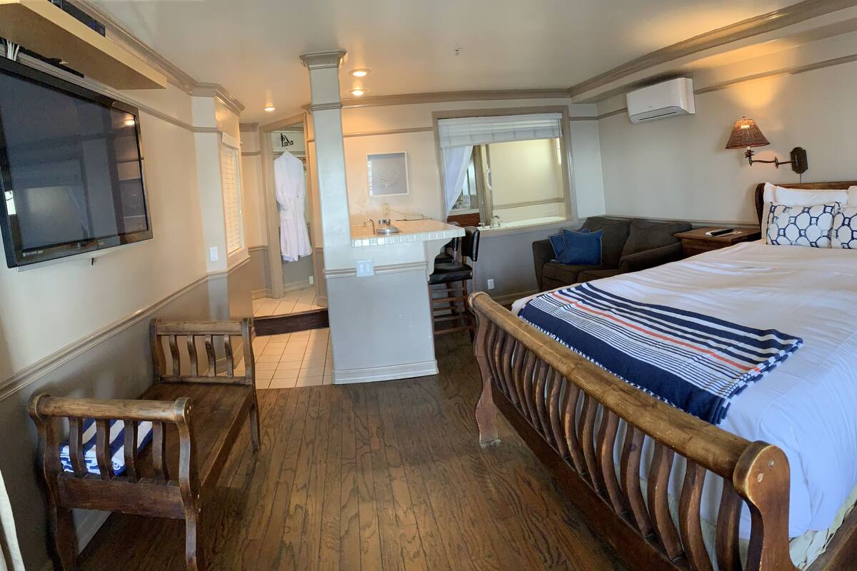Quarto, 1 cama King, lareira, vista parcial para o oceano | Banheiro | Produtos de toalete grátis, secador de cabelo, toalhas de banho, shampoo