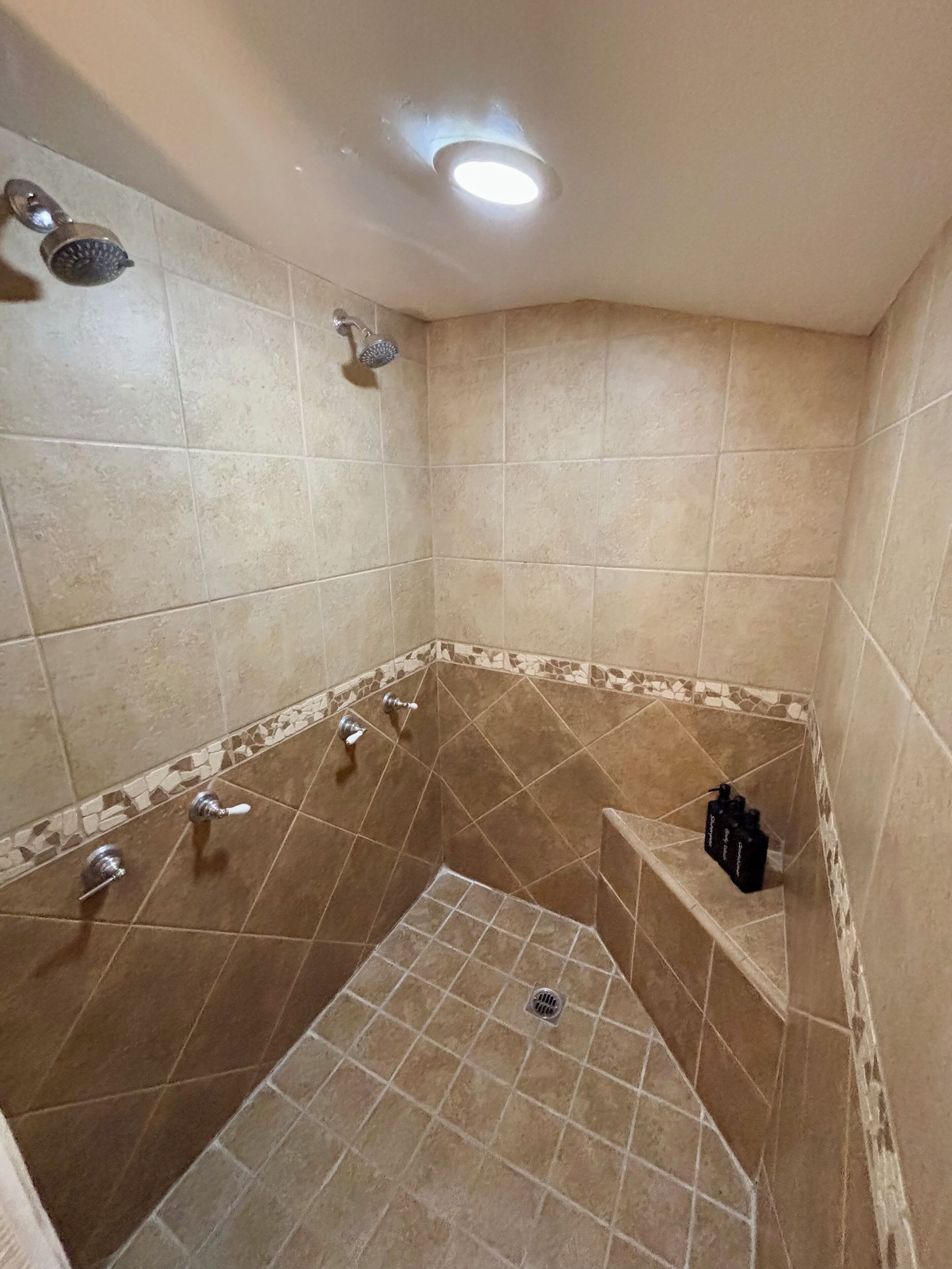 Ein Badezimmer mit Dusche, Toilette und Waschbecken.