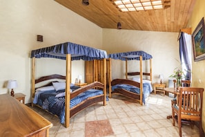 Quarto luxo, banheira de hidromassagem | Escrivaninha, Wi-Fi de cortesia, roupa de cama