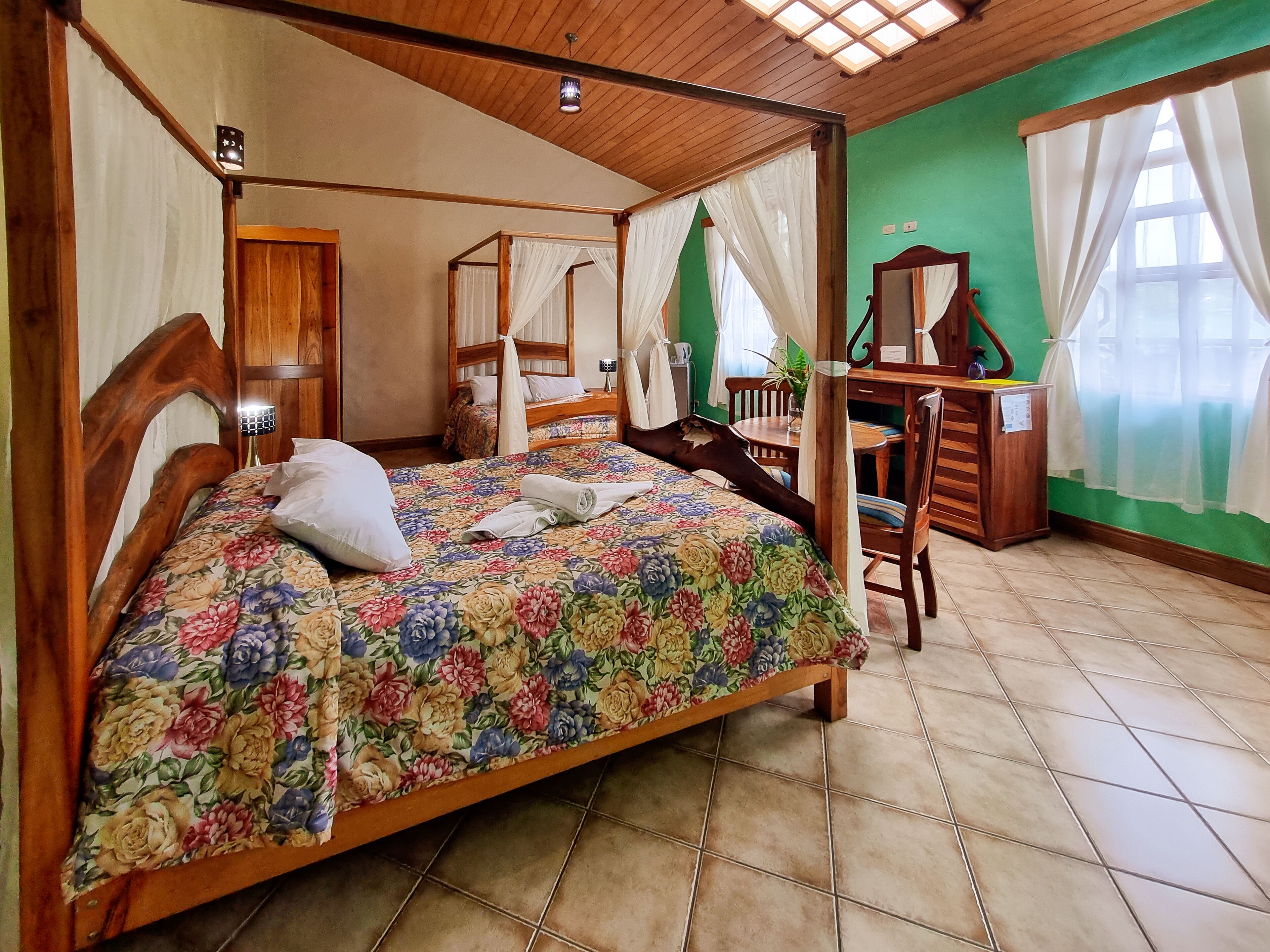 Habitación Deluxe | Escritorio, wifi gratis y ropa de cama 