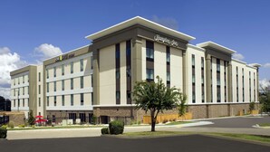 Un moderno edificio de hotel con techo plano y un letrero que dice "Hampton Inn".