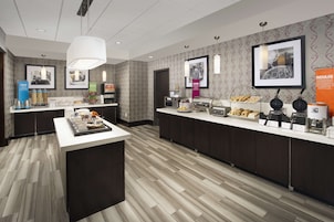 Café da manhã com buffet grátis todos os dias