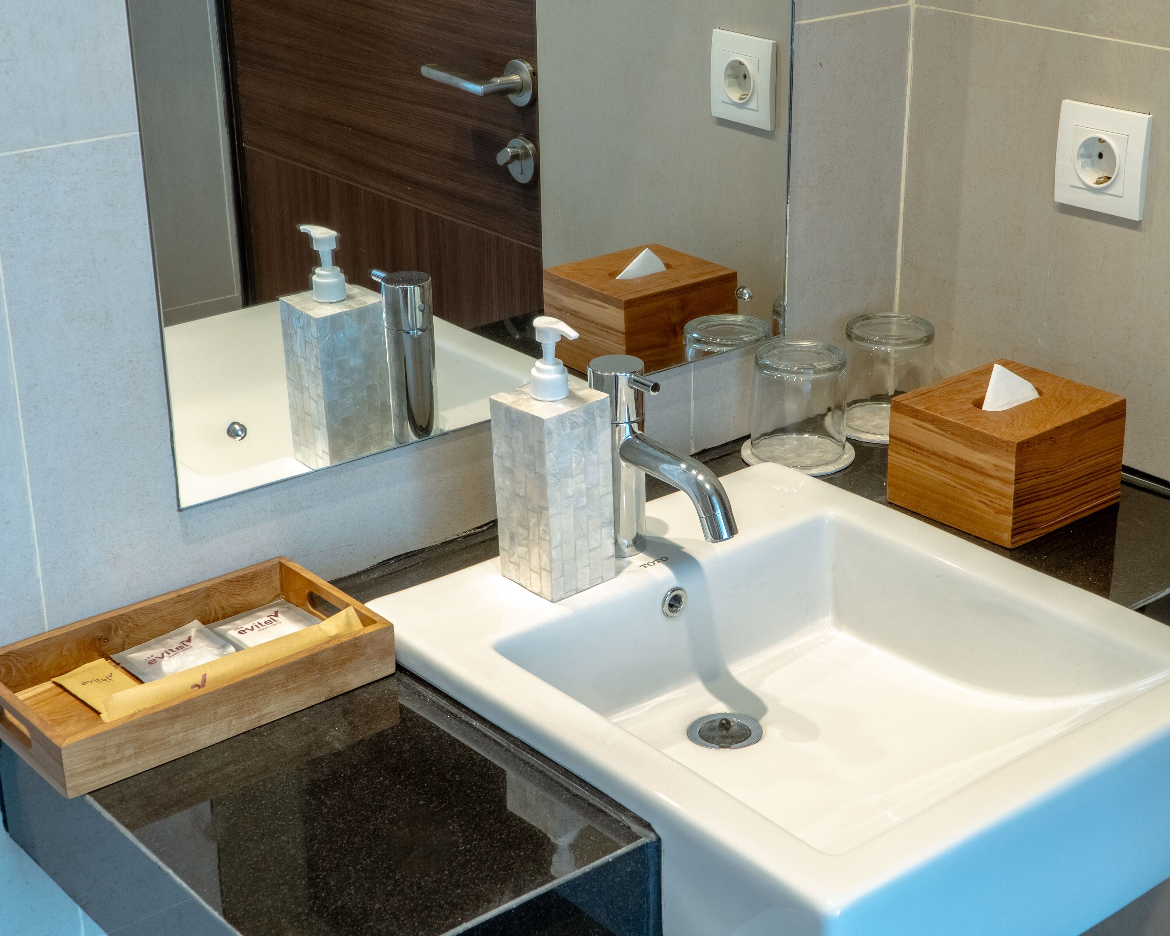 evitel smart room | bathroom | shower, hydromassage showerhead, free toiletries, slippers