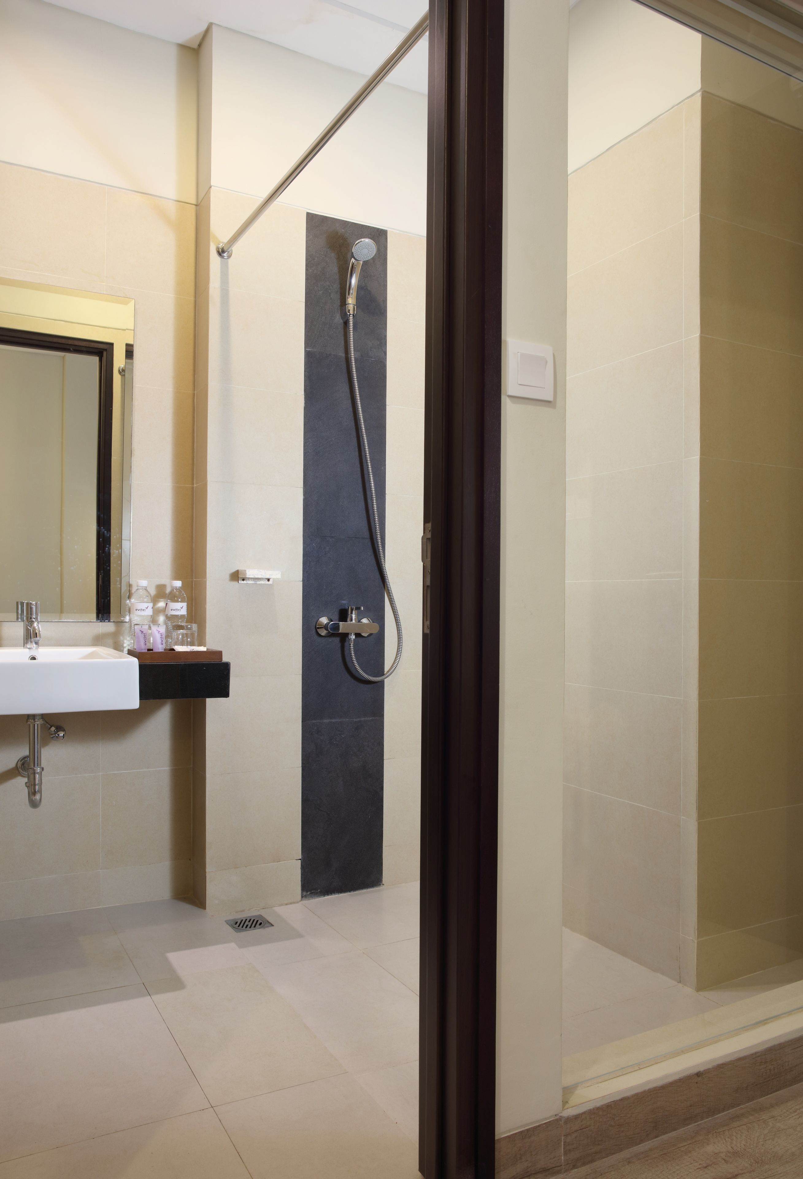 deluxe room | bathroom | shower, hydromassage showerhead, free toiletries, slippers
