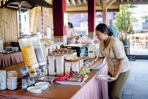Un buffet con diversi cibi e utensili per servire.
