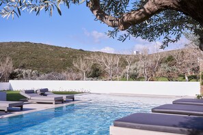 Una piscina al aire libre de temporada