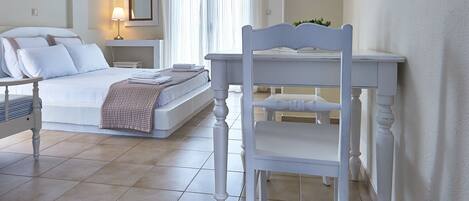 Deluxe Double Room | 1 bedroom, soundproofing, free cots/infant beds, free WiFi