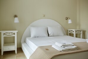 Family Apartment | Soundproofing, free cribs/infant beds, free WiFi, bed sheets - Aelia Apartments (Andros)