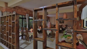 Un comedor con estantes de madera, un ventanal y vistas al exterior.