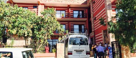 Vista frontal de la propiedad