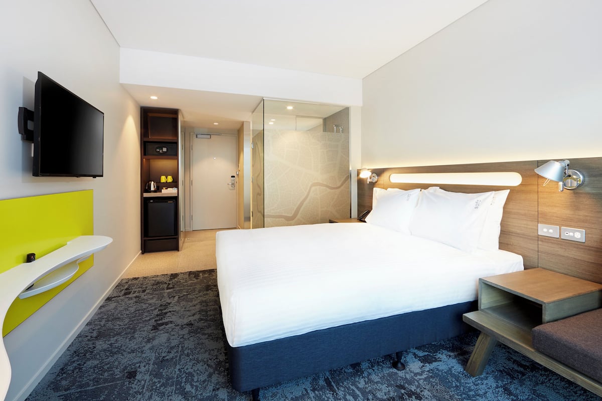 hypo-allergenic bedding, in-room safe, desk, laptop workspace