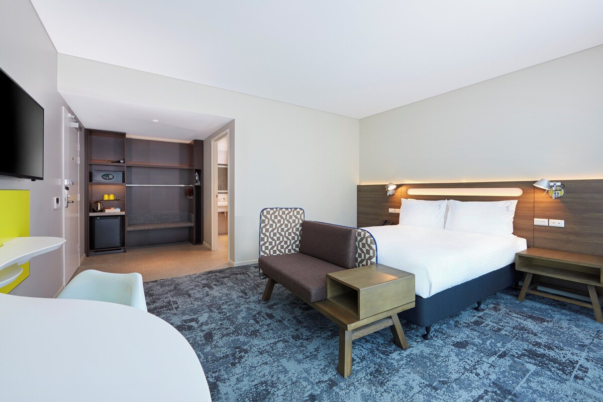 Standard Room, 1 Queen Bed, Accessible | Hypo-allergenic bedding, in-room safe, desk, laptop workspace