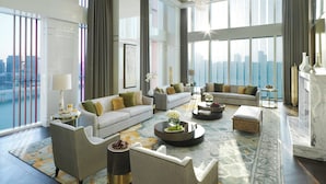 A spacious living room with a large sofa set, a coffee table, and a chandelier. - Four Seasons Hotel Abu Dhabi at Al Maryah Island (Abu Dhabi)