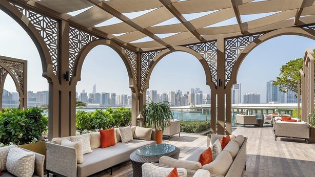 A rooftop lounge with a city view, featuring a sofa set, a glass coffee table, and a view of the skyline. - Four Seasons Hotel Abu Dhabi at Al Maryah Island (Abu Dhabi)