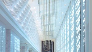 A spacious lobby with a modern design, featuring a central staircase, seating area, and large windows allowing natural light. - Four Seasons Hotel Abu Dhabi at Al Maryah Island (Abu Dhabi)