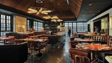 3 間餐廳;供應早餐、午餐、晚餐;美國菜