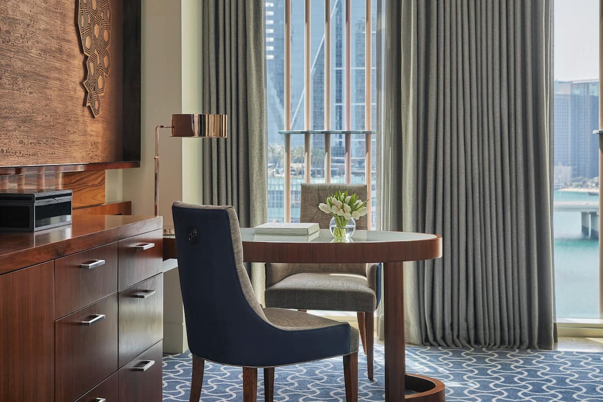 Deluxe-Zimmer, 1 King-Bett (Waterfront) | Hochwertige Bettwaren, Minibar, Zimmersafe, Schreibtisch
