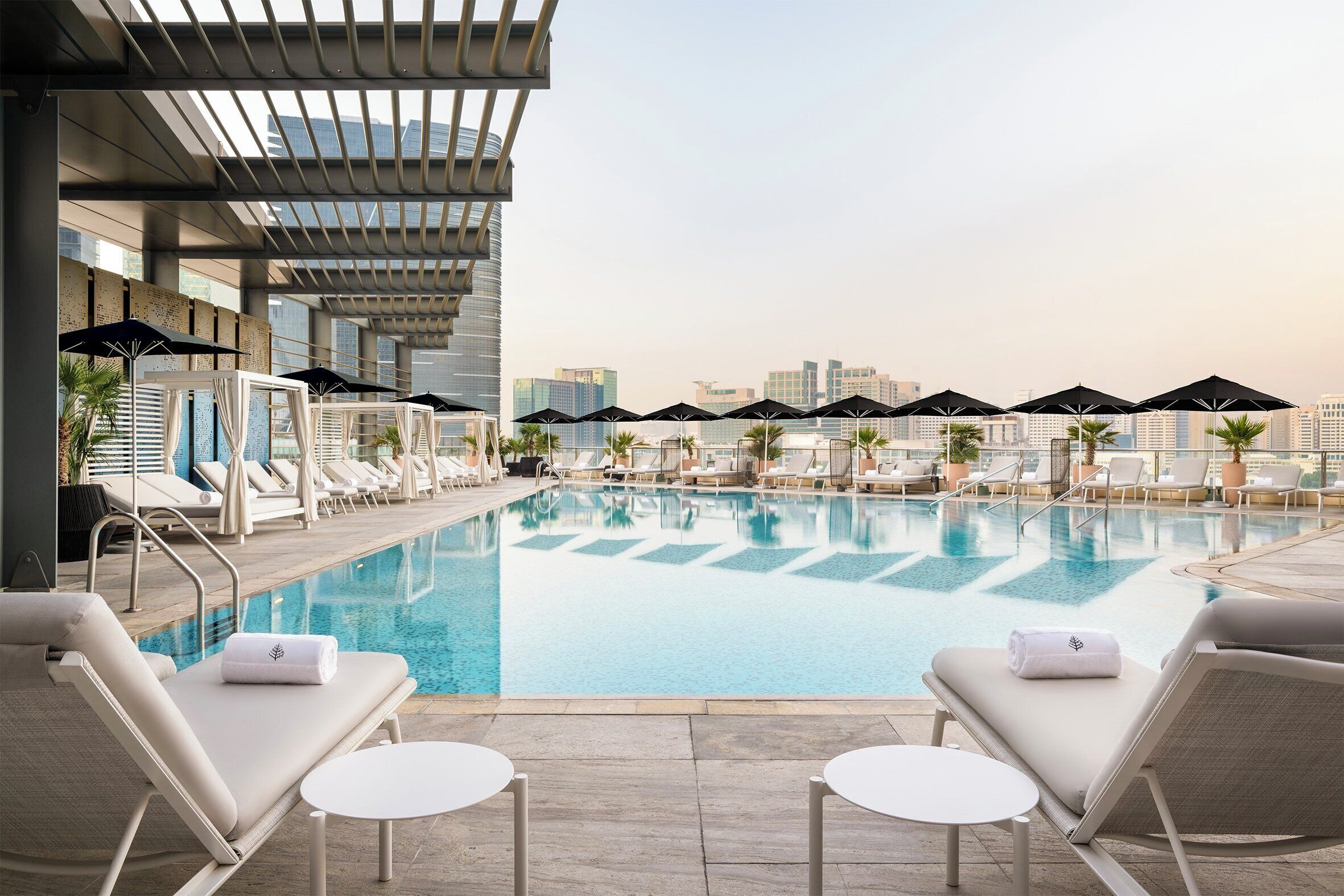 Piscine extérieure, chaises longues