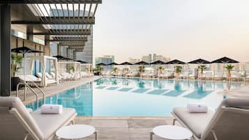 Piscine extérieure, chaises longues