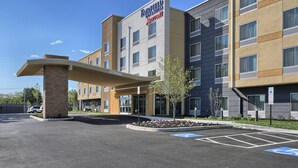 A modern hotel with a clear entrance, a covered waiting area, and a parking lot with handicapped parking spaces. - Fairfield Inn & Suites by Marriott Philadelphia Horsham (Willow Grove)