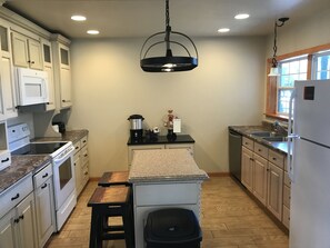 Refrigerador, microondas y cafetera y tetera 