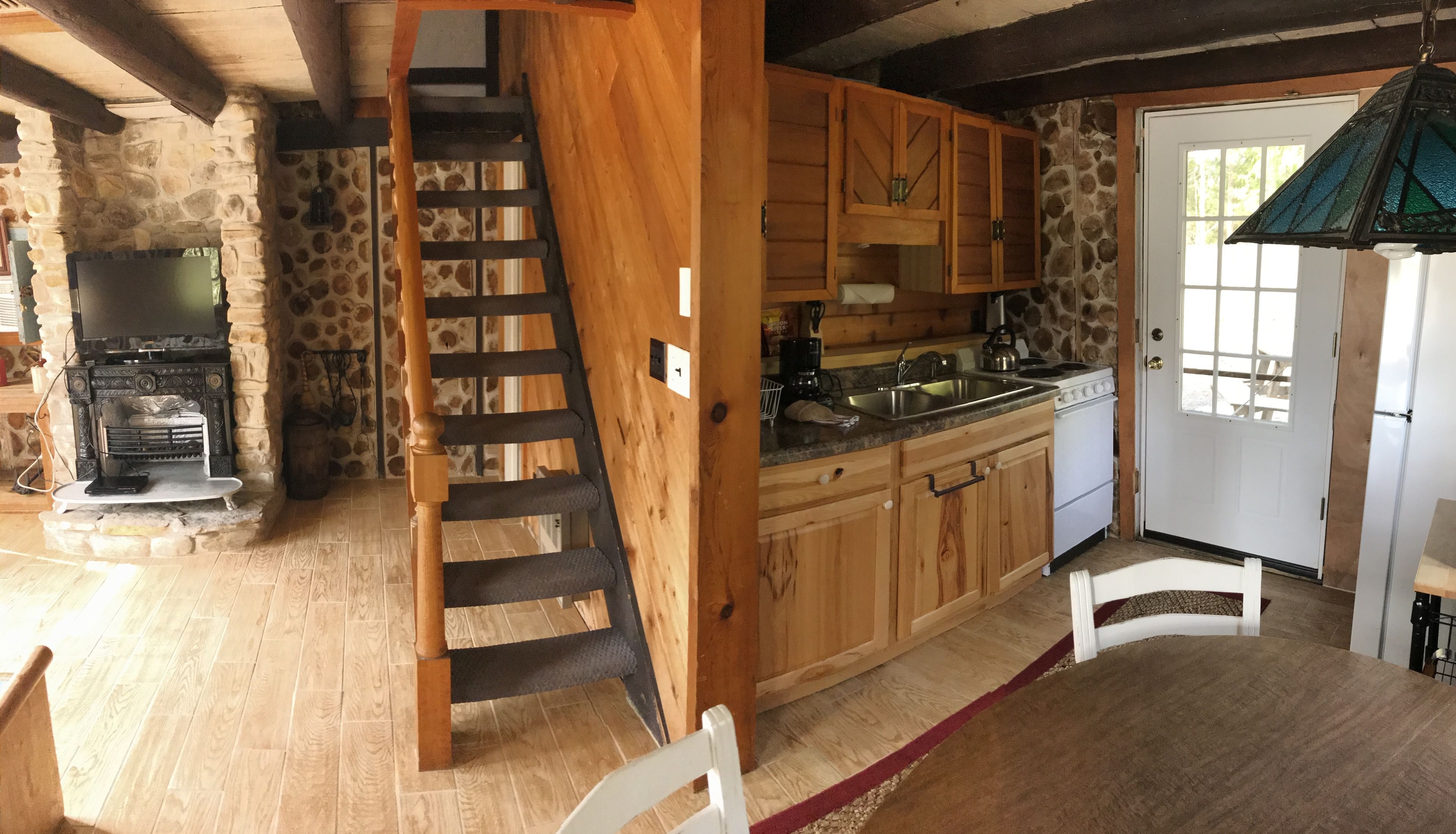 Peti sejuk, ketuhar gelombang mikro, pembancuh kopi/teh 