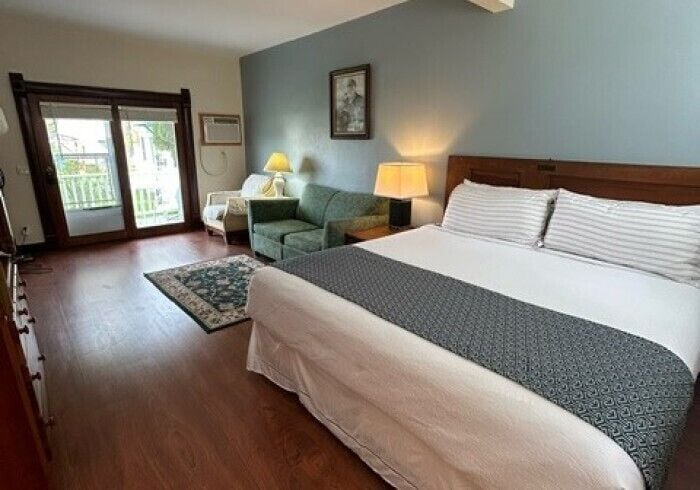 Iron/ironing board, free WiFi, bed sheets, alarm clocks