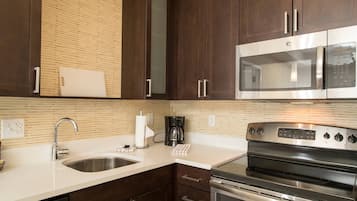 Fridge, microwave, stovetop, dishwasher