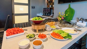 Ein Buffet mit verschiedenen Speisen und Beilagen.