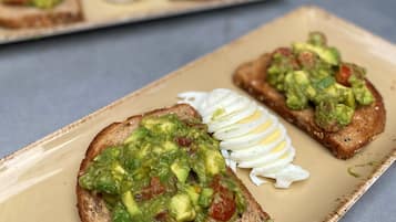 Daily cooked-to-order breakfast (USD 25 per person)