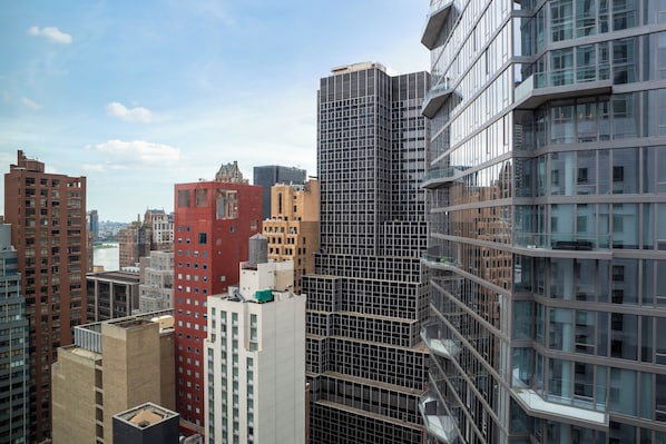 Un immeuble de grande hauteur doté d’une architecture moderne, caractérisé par une façade en forme de grille et de nombreux balcons.