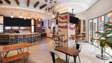 2 restaurants; breakfast and dinner served