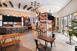 2 restaurantes; se sirven desayunos y cenas