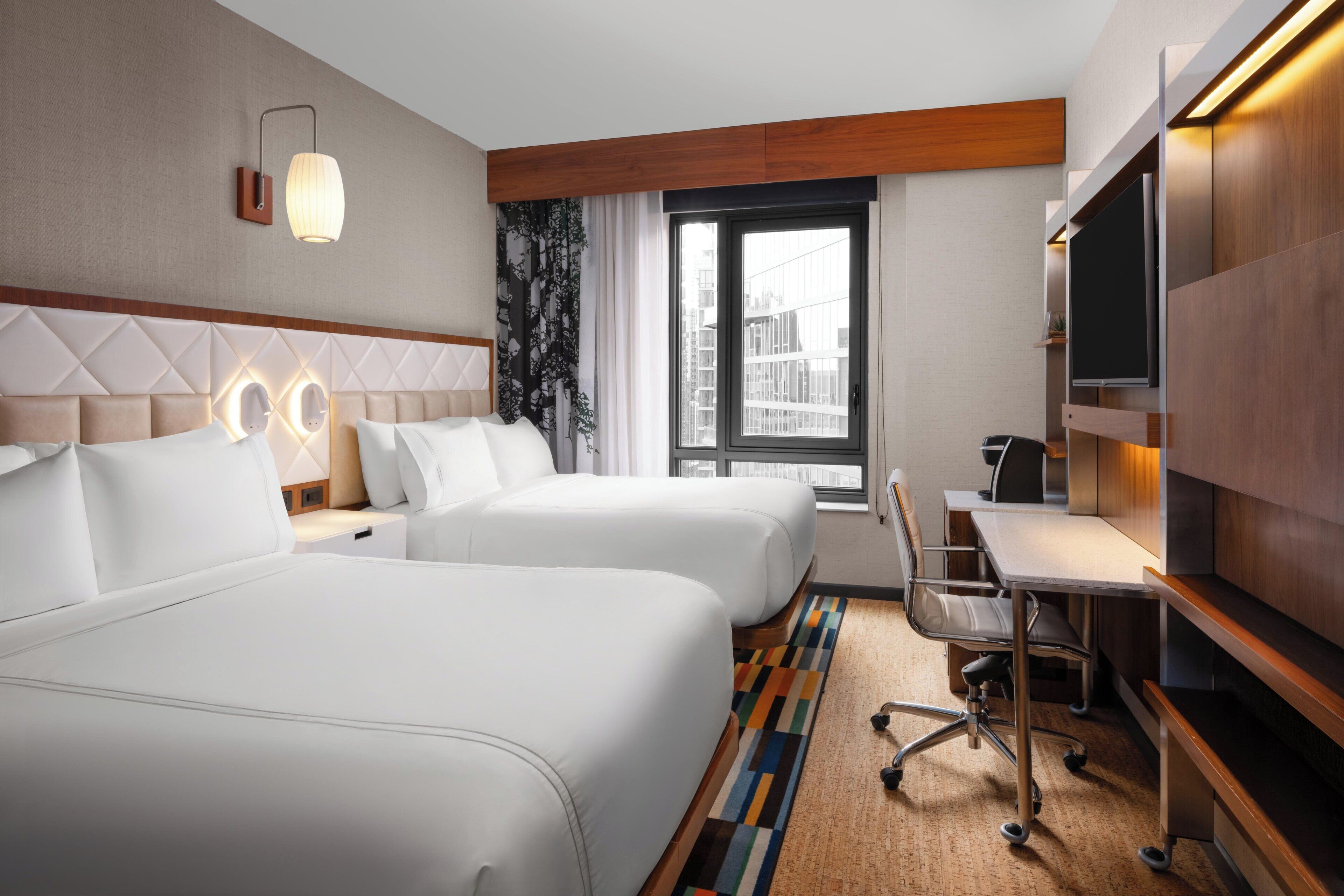 Standard-herbergi - 2 tvíbreið rúm | Rúmföt af bestu gerð, rúm með „pillowtop“-dýnum, skrifborð