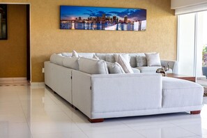 Condo, 4 Bedrooms | Ruang tamu | 55 inci televisyen skrin rata dengan kabel, TV 