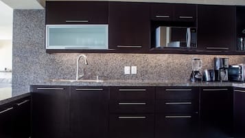 Condo, 4 habitaciones | Cocina privada | Refrigerador, microondas, parrilla de estufa y cafetera y tetera