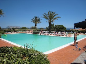 Piscina stagionale all'aperto, ombrelloni da piscina, lettini